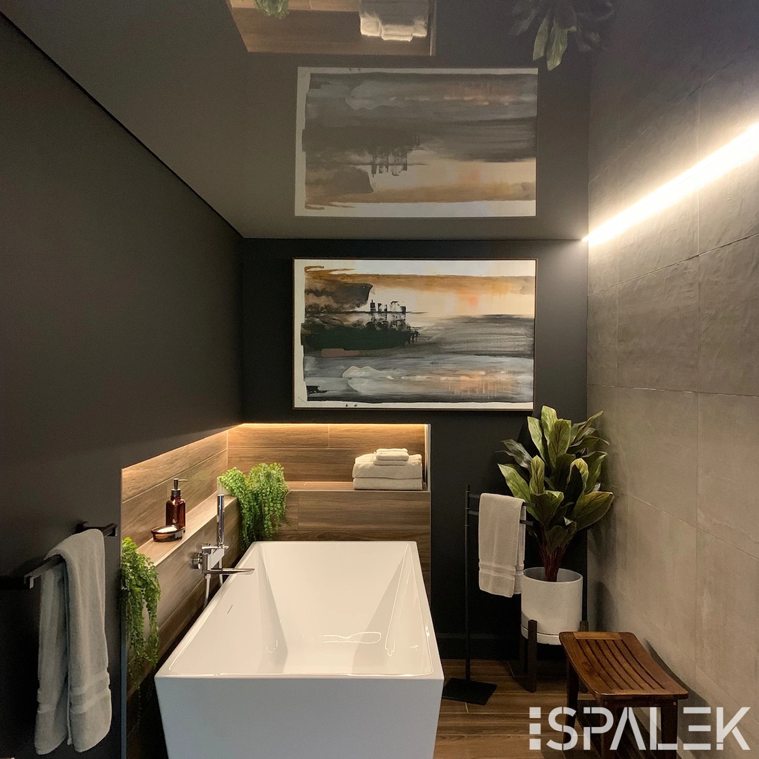 Bad1 Modernes Bad mit weißer freistehender Wanne, Akustikdecke, Wandbild darüber, Holz- und Steinelementen, Pflanzen und stimmungsvollem Licht.