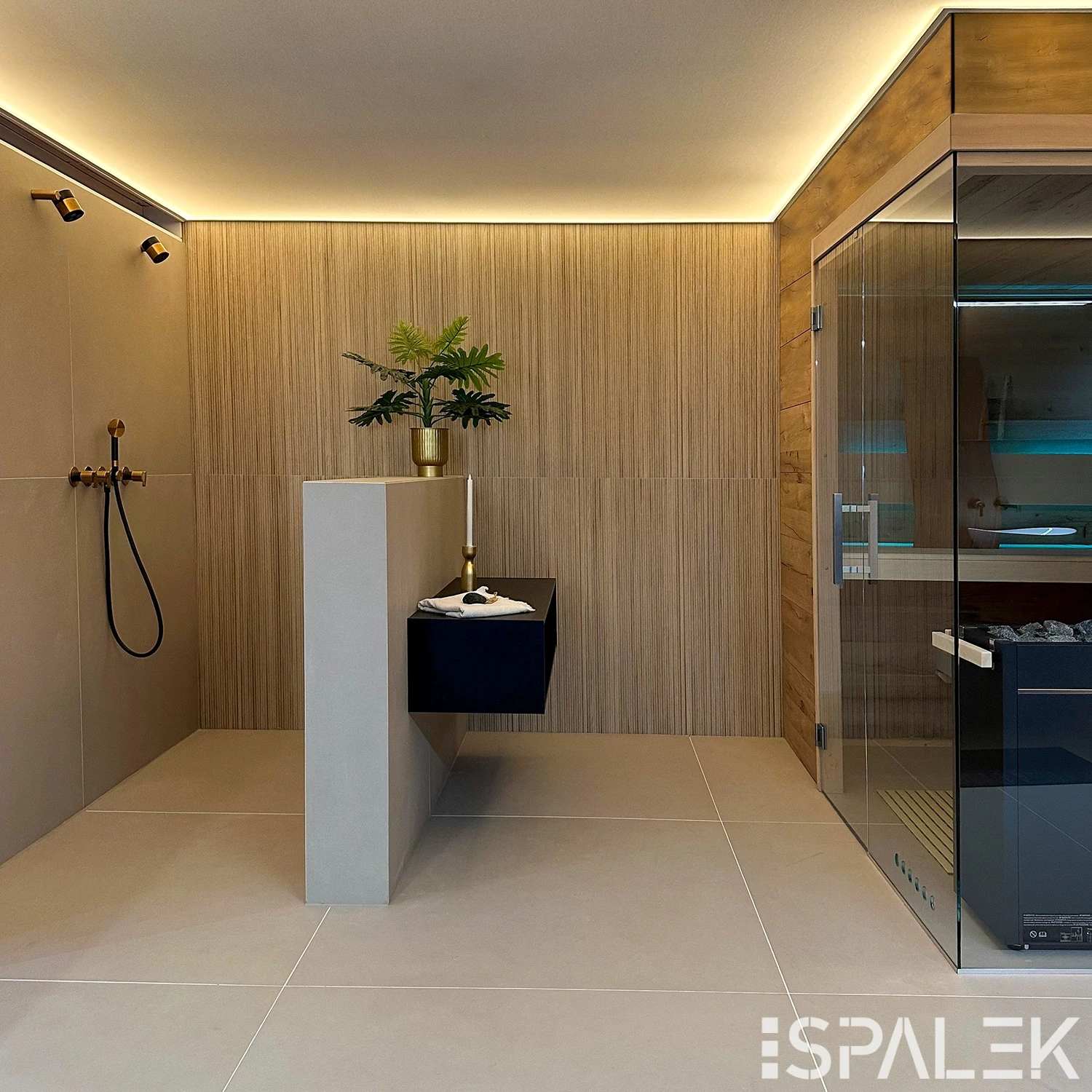 Bad3 Modernes Bad mit großen beigen Fliesen, Akustikdecke, offener Dusche mit schwarzen Armaturen, schwarzem Waschbecken und Sauna.