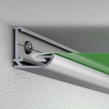 Nahaufnahme einer Metall-Bilderhängeschiene, an der Wand montiert. Eine grüne Platte ist teilweise in die Schiene eingeschoben.