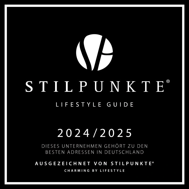 Schwarzes Quadrat mit weißem Kreis-Logo über dem Text "STILPUNKTE Lifestyle Guide 2024/2025". Darunter Auszeichnungshinweis.