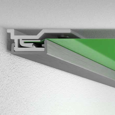 Detailansicht eines Metall-Montagewinkels an der Wand, der den Rand eines grünen Paneels sicher mit einer Nut fixiert.