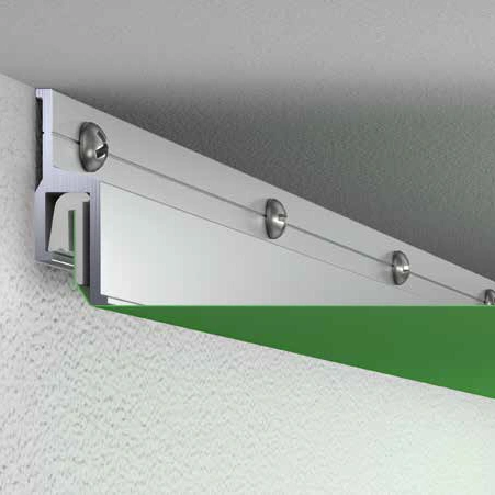 Detailansicht eines Metall-Wandhalters mit Schrauben, die ein grünes Paneel an weißer Wand und Decke befestigen.