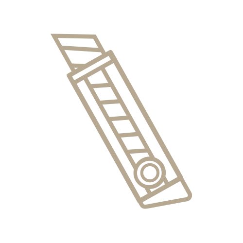 Einfache, beige Strichzeichnung eines Cuttermessers mit segmentierter, einziehbarer Klinge, schräg auf weißem Hintergrund dargestellt.