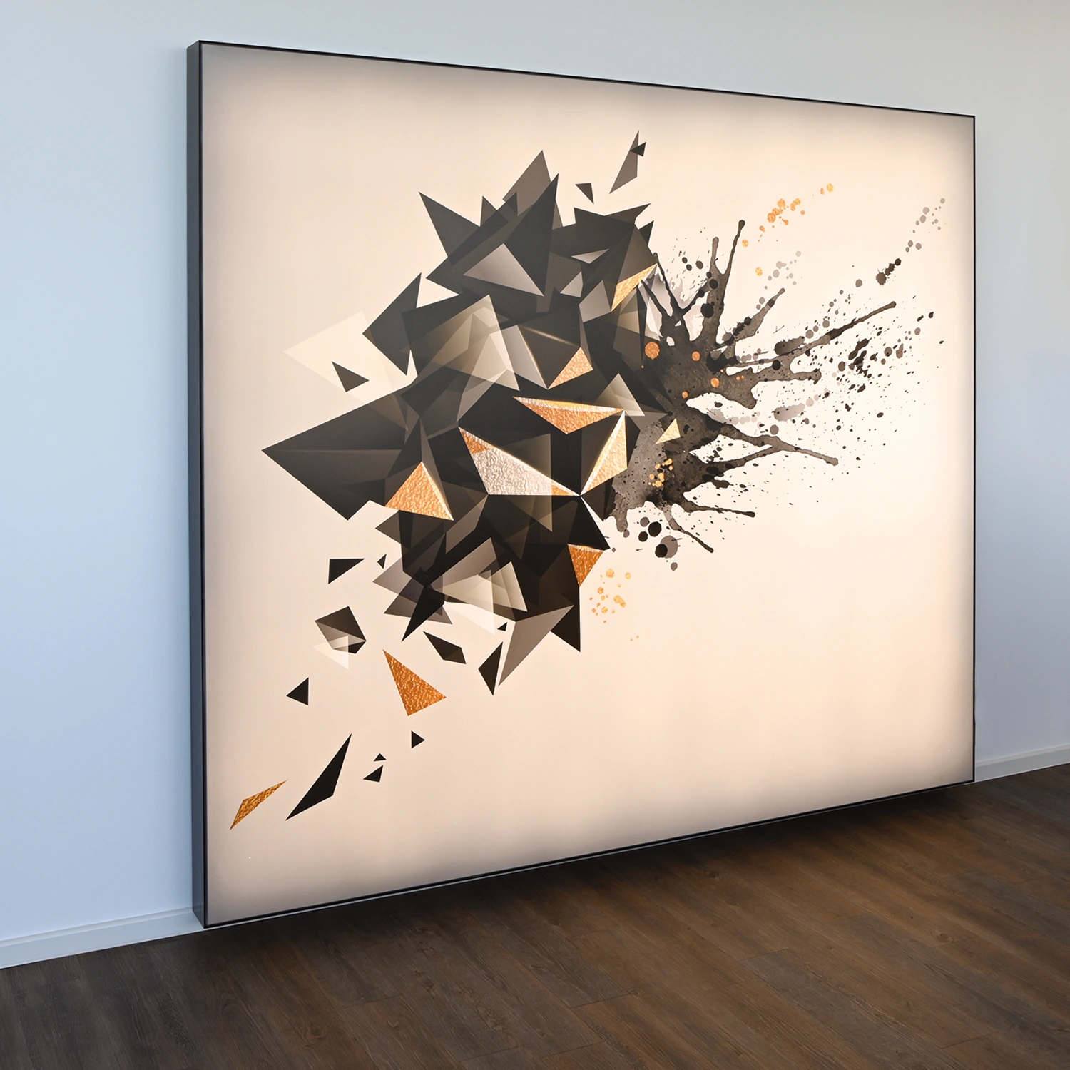 Wandkasten mit Licht Ein großes abstraktes Gemälde mit schwarzen, braunen und goldenen Formen hängt an einer weißen Wand in einem hellen, minimalistischen Raum.