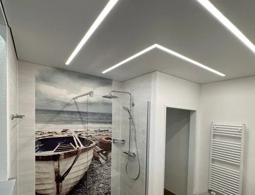 Badezimmer weiß matt mit Lichtleisten