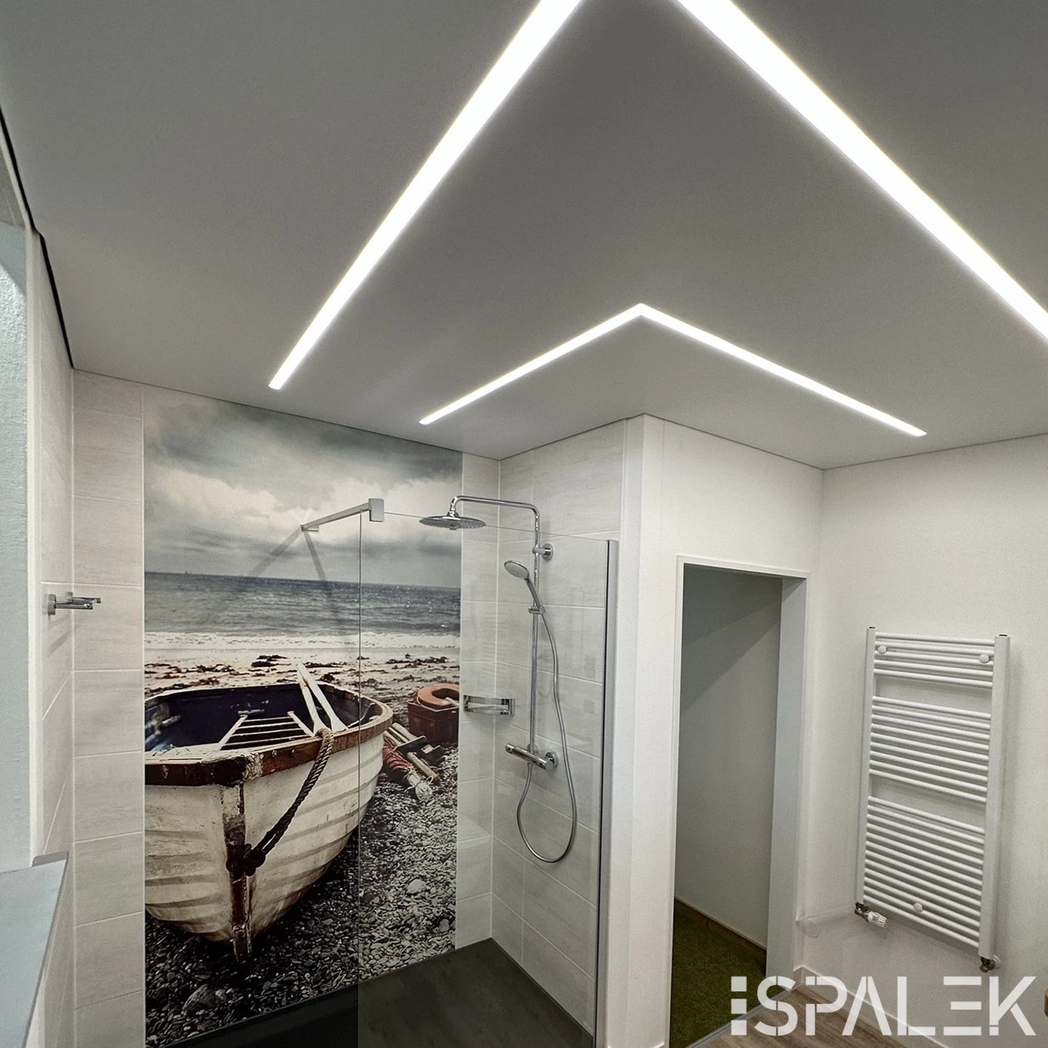 Modernes Badezimmer mit begehbarer Dusche, weißen Fliesen, linearen Deckenleuchten und Motivdecke mit Boot am Felsenstrand.