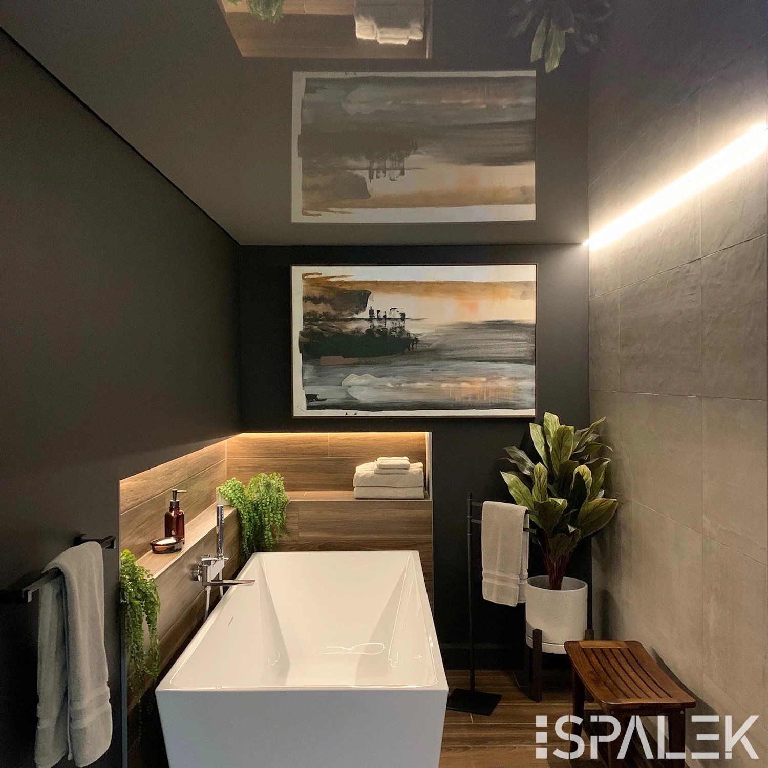 Modernes Badezimmer mit weißer Badewanne, Holzakzenten, Pflanzen, Bank, Handtüchern und großem Landschaftsbild an der Wand.