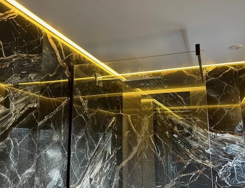 Badezimmer mit farbiger Lichtkante