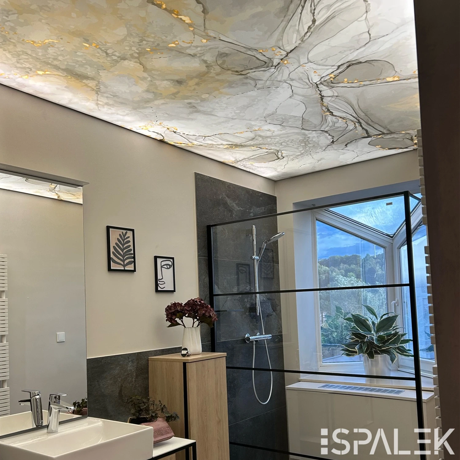 Modernes Badezimmer mit marmorierter Motivdecke und integrierten Leuchten, Glasdusche, Waschtisch, Holzschrank und großem Fenster.