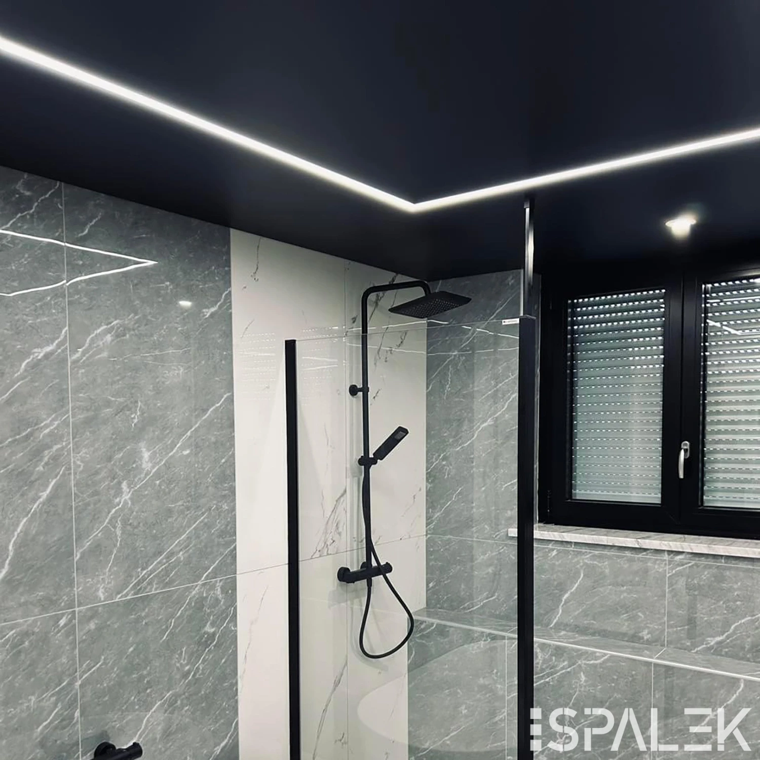 Moderne Dusche mit grauen Marmorwänden, schwarzer Regendusche, Glasabtrennung, Fenster mit schwarzem Rahmen und Motivdecke mit LED-Lichtband.