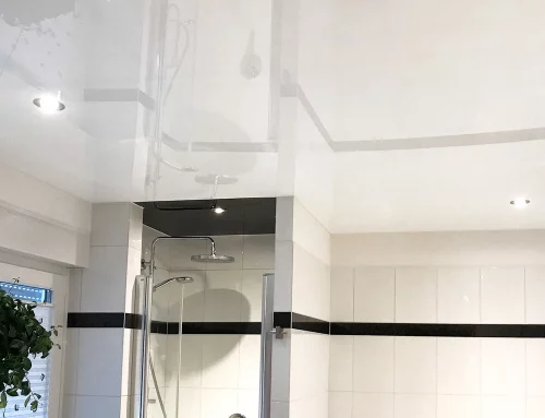 Salle de bains blanc laqué avec spots intégrés