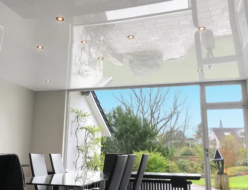 Salle à manger blanc laqué avec spots encastrés