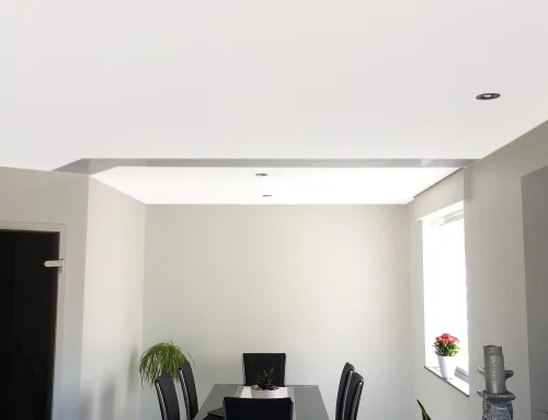 Salle à manger blanc mat avec spots encastrés