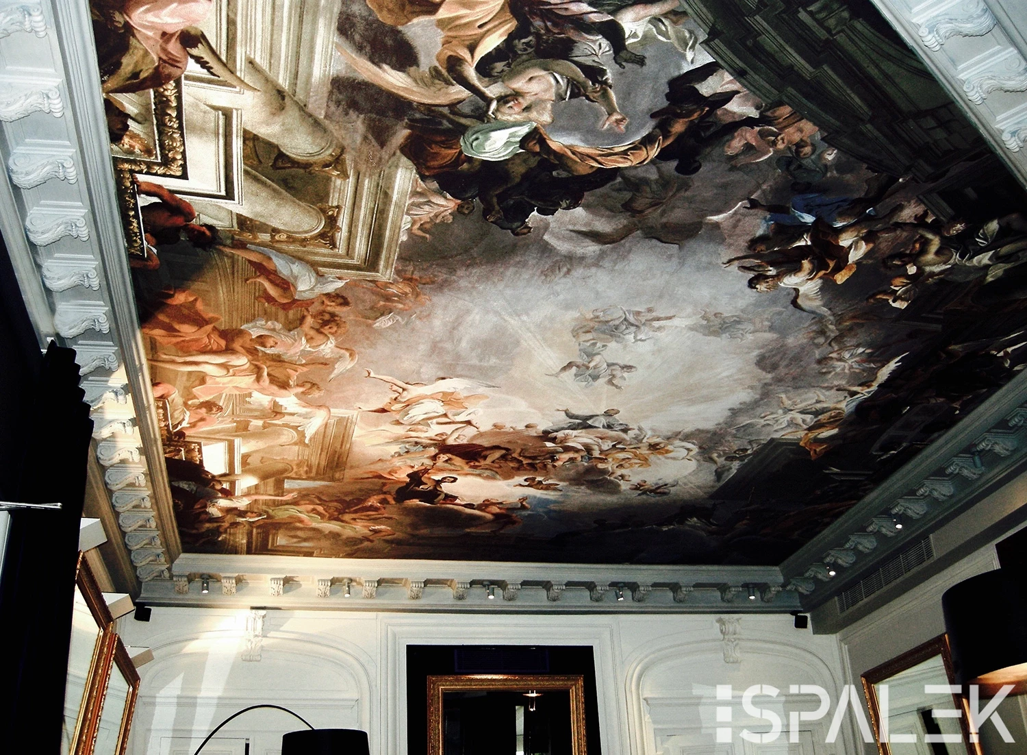 Barock bemalte Decke mit dramatischen Szenen, vielen Figuren, Wolken und Architektur in edlem Pariser Restaurant mit Stuck.