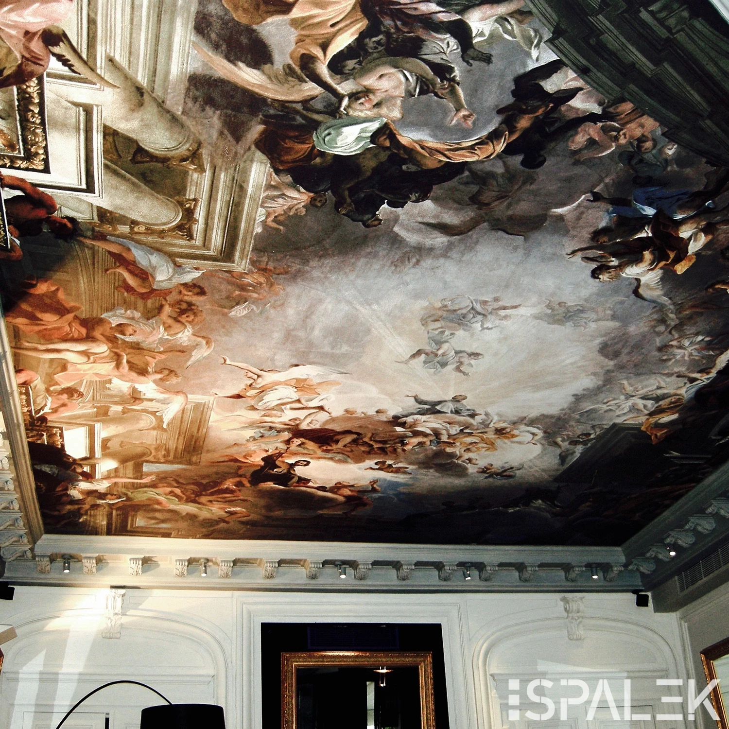 Barocke Deckenfreske mit dynamischen Figuren und Wolken in einem prunkvollen Pariser Restaurant, umlaufend Stuck und gerahmte Bilder.