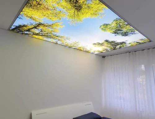 Schlafzimmer mit Motivdecke
