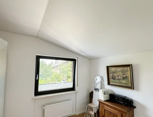 Chambre en blanc mat avec plafond sous pente