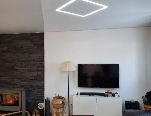 Salon blanc laqué avec lignes LED