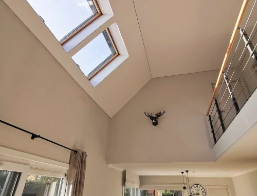 Salon blanc mat avec mezzanine
