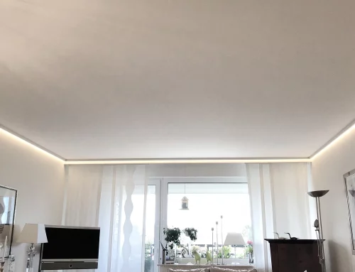 Wohnzimmer weiß mit Lichtkante