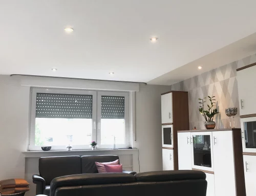 Wohnzimmer weiß mit Spots