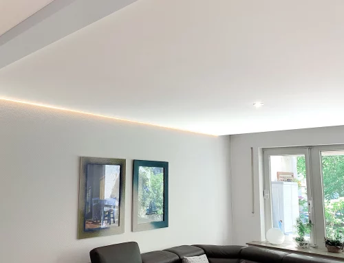 Wohnzimmer weiß mit Lichtkante