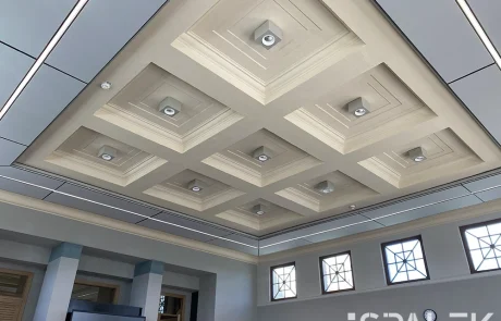 Seminar24fertig3 Moderne Decke mit quadratischen, eingelassenen Leuchten und geometrischen Details über einem Raum mit rechteckigen Fenstern und einem großen schwarzen Monitor; am rechten unteren Bildrand steht „ESPALEK“.